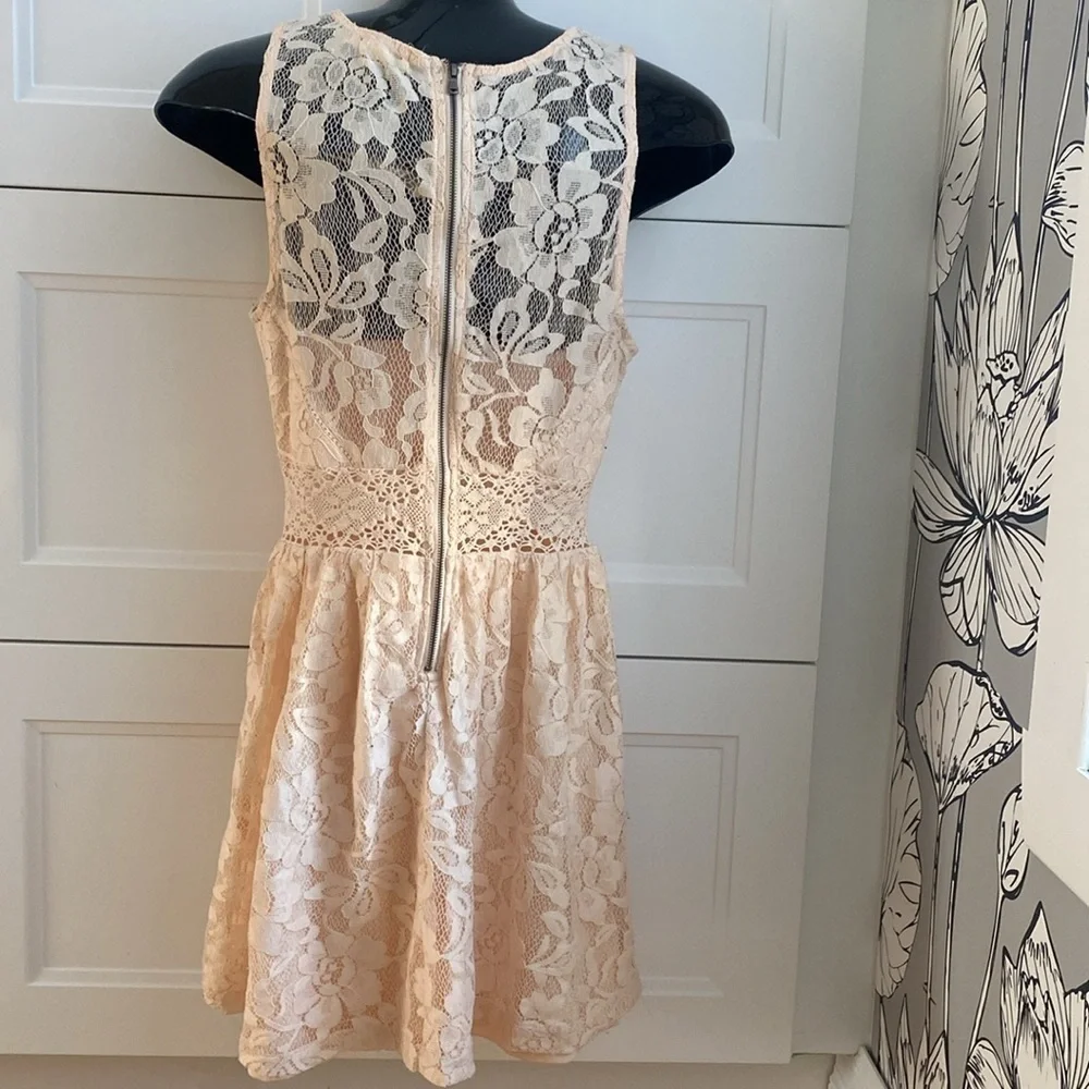 FOREVER 21, Light Pink lace summer short sleeved dress. - Picture 4 of 11